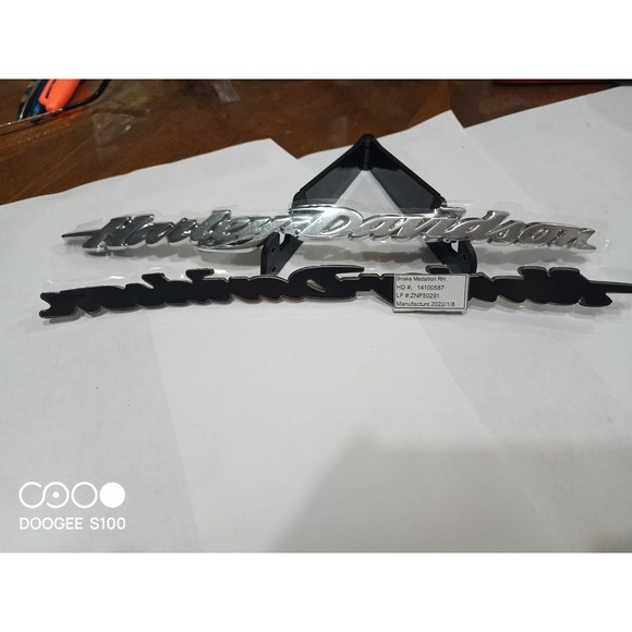 HARLEY DAVIDSON GENUINE FLTRX  GAS TANK MEDALLIONS EMBLEMS 14100587 RH ONLY SET - Picture 4 of 7